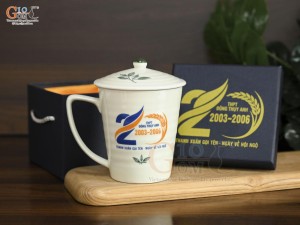 Cốc sứ kẻ chỉ xanh men kem có nắp, in logo quà tặng