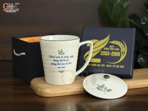 Cốc sứ kẻ chỉ xanh men kem có nắp, in logo quà tặng