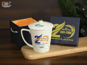 Cốc sứ kẻ chỉ xanh men kem có nắp, in logo quà tặng