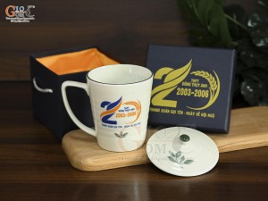 Cốc sứ kẻ chỉ xanh men kem có nắp, in logo quà tặng
