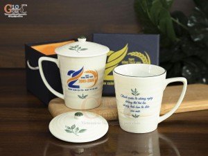 Cốc sứ kẻ chỉ xanh men kem có nắp, in logo quà tặng