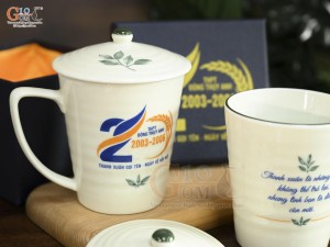 Cốc sứ kẻ chỉ xanh men kem có nắp, in logo quà tặng