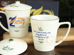 Cốc sứ kẻ chỉ xanh men kem có nắp, in logo quà tặng