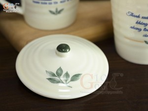 Cốc sứ kẻ chỉ xanh men kem có nắp, in logo quà tặng