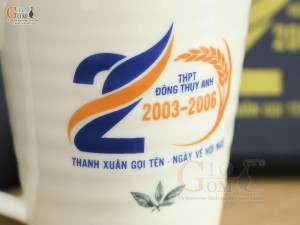 Cốc sứ kẻ chỉ xanh men kem có nắp, in logo quà tặng
