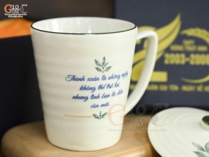Cốc sứ kẻ chỉ xanh men kem có nắp, in logo quà tặng