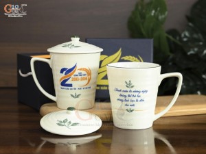 Cốc sứ kẻ chỉ xanh men kem có nắp, in logo quà tặng