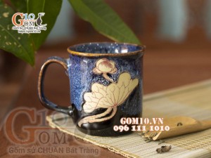 Cốc sứ khắc hoa sen men hoả biến , đường kính 8cm