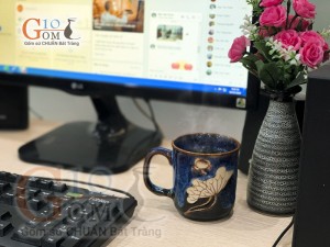 Cốc sứ khắc hoa sen men hoả biến , đường kính 8cm