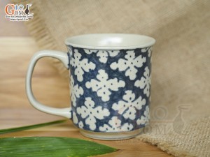 Cốc sứ dáng quai vuông men cổ vẽ hoa băng, 250ml