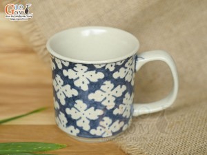 Cốc sứ dáng quai vuông men cổ vẽ hoa băng, 250ml