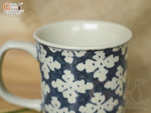 Cốc sứ dáng quai vuông men cổ vẽ hoa băng, 250ml