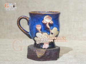 Cốc sứ men hỏa biến xanh đá khắc sen