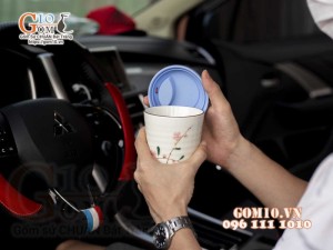 Cốc sứ men kem vẽ hoa đào phai nắp silicon 350ml