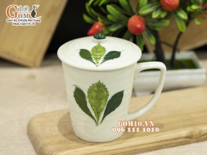 Cốc sứ men kem vẽ Ngò Gai có nắp, cao 10cm