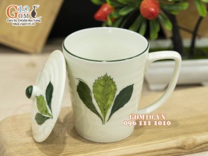Cốc sứ men kem vẽ Ngò Gai có nắp, cao 10cm
