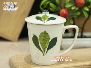 Cốc sứ men kem vẽ Ngò Gai có nắp, cao 10cm
