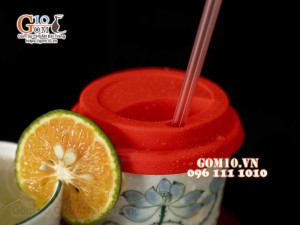 Cốc sứ men kem vẽ hoa sen xanh nắp silicon 350ml