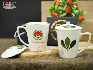 Cốc sứ men kem vẽ Ngò Gai có nắp, in logo