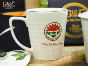 Cốc sứ men kem vẽ Ngò Gai có nắp, in logo