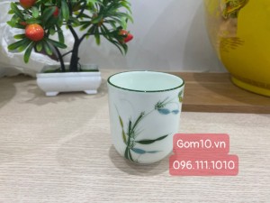 Cốc sứ men kem vẽ Trúc Chuồn chỉ xanh cao 8cm
