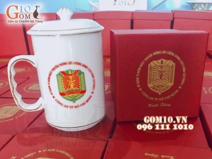 Cốc sứ dáng cao quai nắm men trắng kẻ chỉ vàng kim in logo CA TP HCM, 500ml