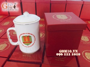 Cốc sứ dáng cao quai nắm men trắng kẻ chỉ vàng kim in logo CA TP HCM, 500ml