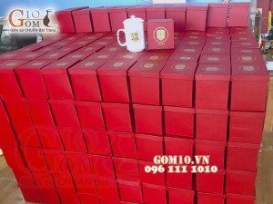 Cốc sứ dáng cao quai nắm men trắng kẻ chỉ vàng kim in logo CA TP HCM, 500ml