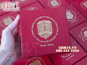 Cốc sứ dáng cao quai nắm men trắng kẻ chỉ vàng kim in logo CA TP HCM, 500ml