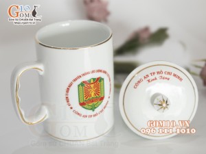 Cốc sứ dáng cao quai nắm men trắng kẻ chỉ vàng kim in logo CA TP HCM, 500ml