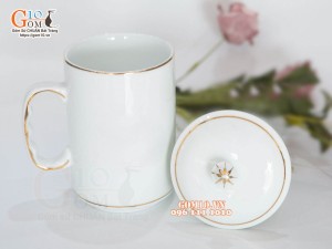 Cốc sứ dáng cao quai nắm men trắng kẻ chỉ vàng kim, 500ml 