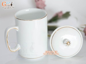 Cốc sứ dáng cao quai nắm men trắng kẻ chỉ vàng kim, 500ml 