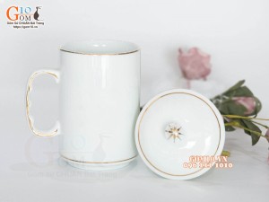Cốc sứ dáng cao quai nắm men trắng kẻ chỉ vàng kim, 500ml 