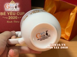 Cốc sứ men trắng dáng chóp in logo 