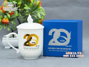 Cốc sứ men trắng dáng chóp lửa có nắp, in logo quà tặng