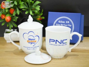 Cốc sứ men trắng dáng chóp lửa có nắp, in logo quà tặng