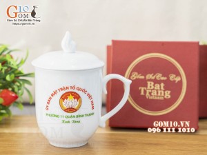 Cốc sứ men trắng dáng chóp lửa có nắp, in logo quà tặng