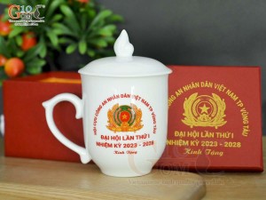 Cốc sứ men trắng dáng chóp lửa có nắp, in logo quà tặng