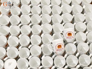 Cốc sứ men trắng dáng chóp lửa có nắp, in logo quà tặng