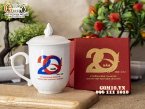 Cốc sứ men trắng dáng chóp lửa có nắp, in logo quà tặng