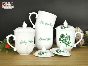 Cốc sứ men trắng dáng chóp lửa có nắp, in logo quà tặng