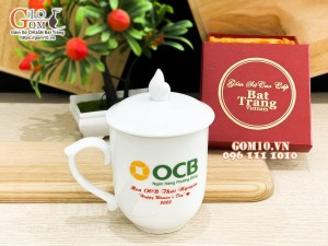 Cốc sứ men trắng dáng chóp lửa có nắp, in logo quà tặng ngân hàng OCB