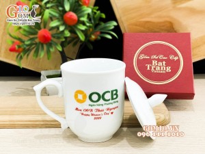 Cốc sứ men trắng dáng chóp lửa có nắp, in logo quà tặng ngân hàng OCB
