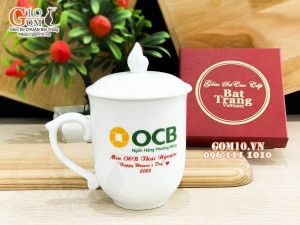 Cốc sứ men trắng dáng chóp lửa có nắp, in logo quà tặng ngân hàng OCB