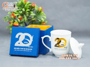 Cốc sứ men trắng dáng chóp lửa có nắp, in logo quà tặng