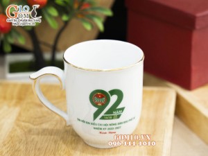 Cốc sứ dáng chóp lửa men trắng kẻ chỉ vàng kim, in logo quà tặng 400ml