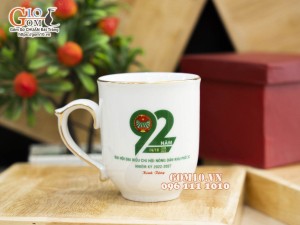 Cốc sứ dáng chóp lửa men trắng kẻ chỉ vàng kim, in logo quà tặng 400ml