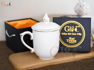 Cốc sứ men trắng dáng chóp lửa kẻ chỉ vàng kim, có nắp 400ml