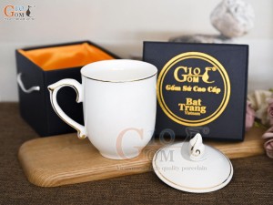 Cốc sứ men trắng dáng chóp lửa kẻ chỉ vàng kim, có nắp 400ml