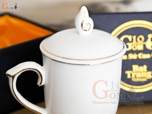 Cốc sứ men trắng dáng chóp lửa kẻ chỉ vàng kim, có nắp 400ml